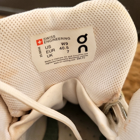 *SOLD* On cloudrock women's hiking boots size 9 - Picture 7 of 9